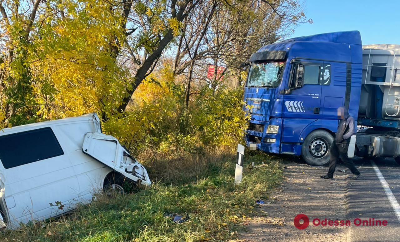 Возле села Большой Дальник произошли два ДТП — движение транспорта на трассе затруднено (фото)