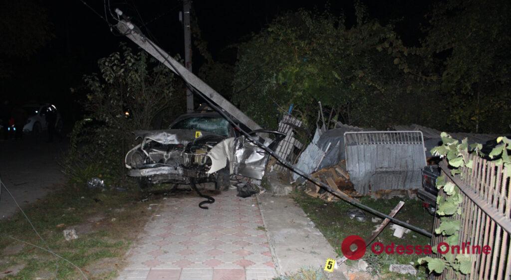 В Одесской области легковушка влетела в столб: двое погибших