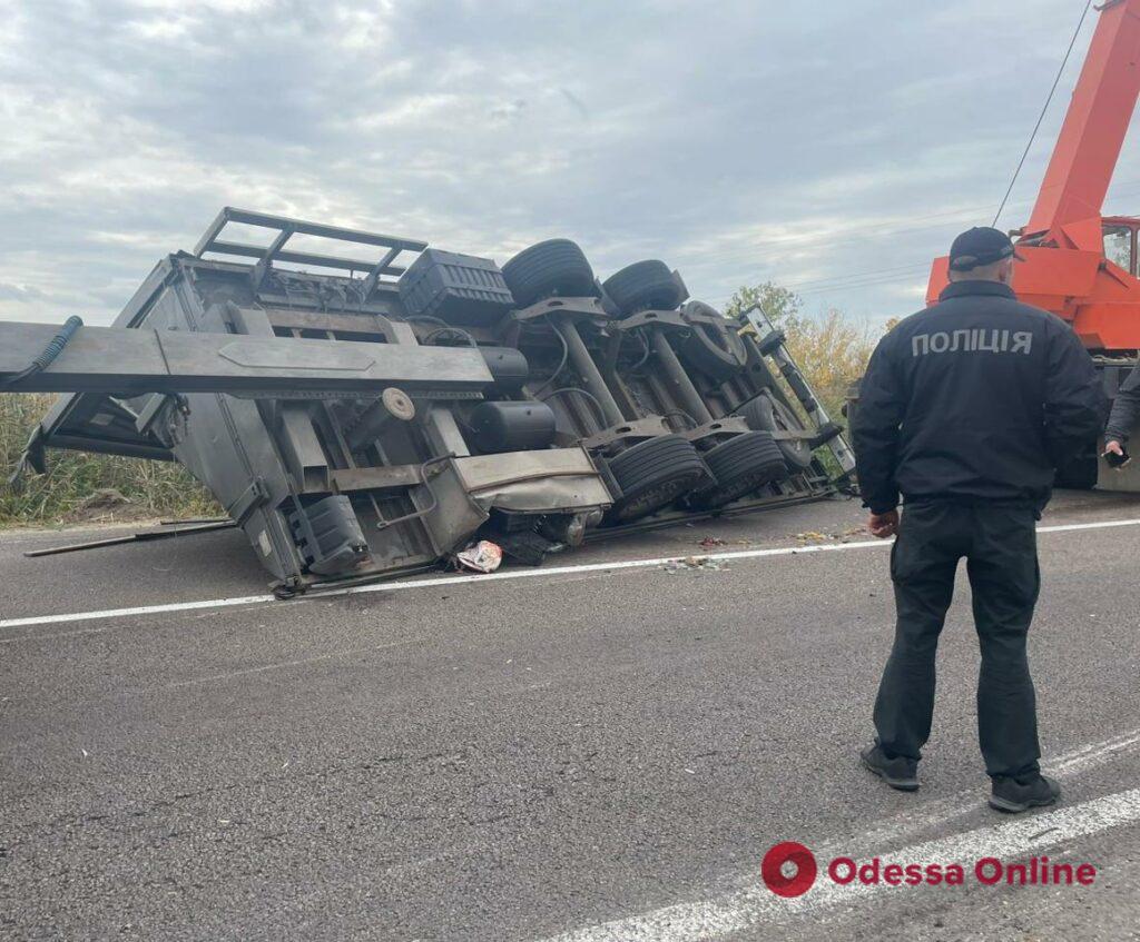 На трассе Одесса-Рени перевернулся грузовик: движение ограничено (фото)