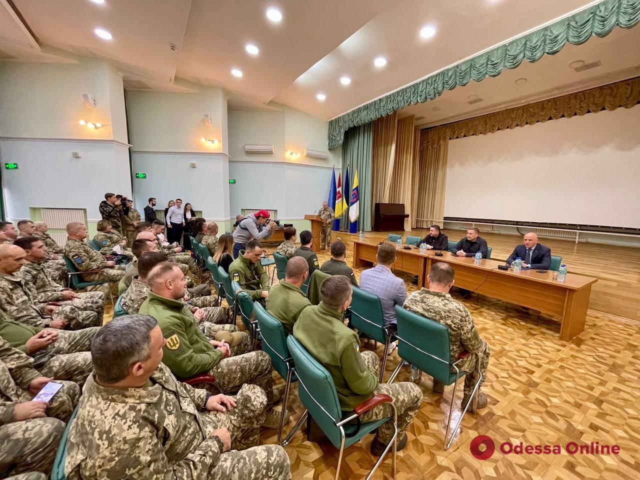 Геннадий Труханов поздравил военнослужащих Сил территориальной обороны