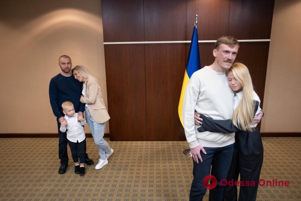 Захисники «Азовсталі» зустрілися в Туреччині зі своїми родинами