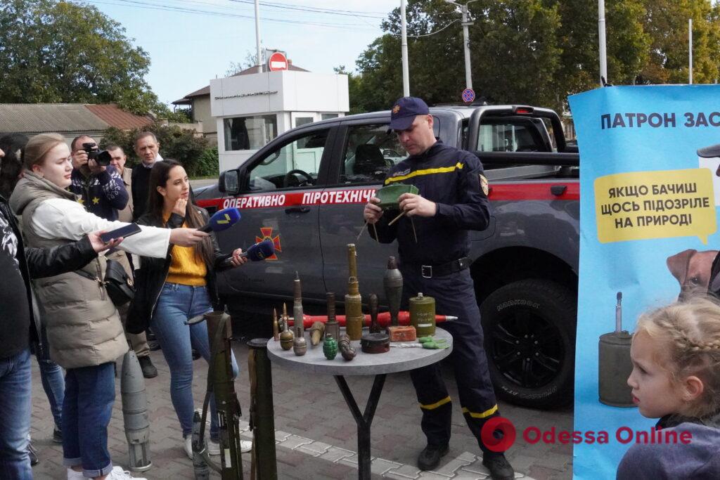 В Одессе в одном из ТЦ спасатели разъяснили, как вести себя при обнаружении взрывоопасных предметов