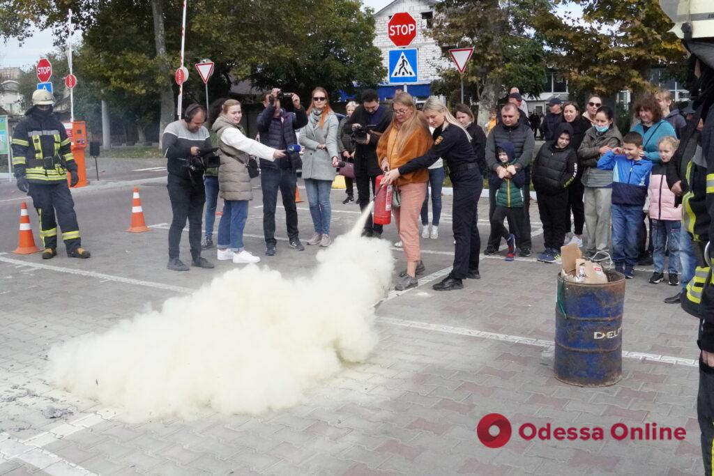 В Одессе в одном из ТЦ спасатели разъяснили, как вести себя при обнаружении взрывоопасных предметов