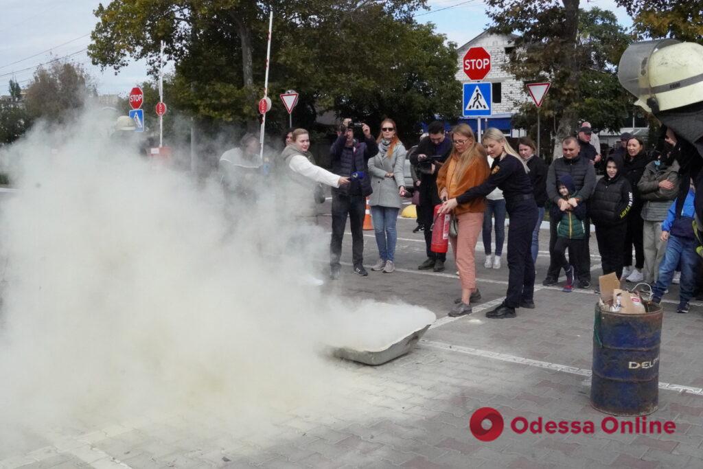 В Одесі в одному з ТЦ рятувальники роз’яснили, як діяти у разі виявлення вибухонебезпечних предметів