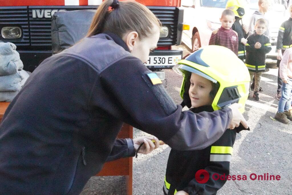 Дали потушить огонь и поиграть с собаками: одесские спасатели провели мероприятие для детей