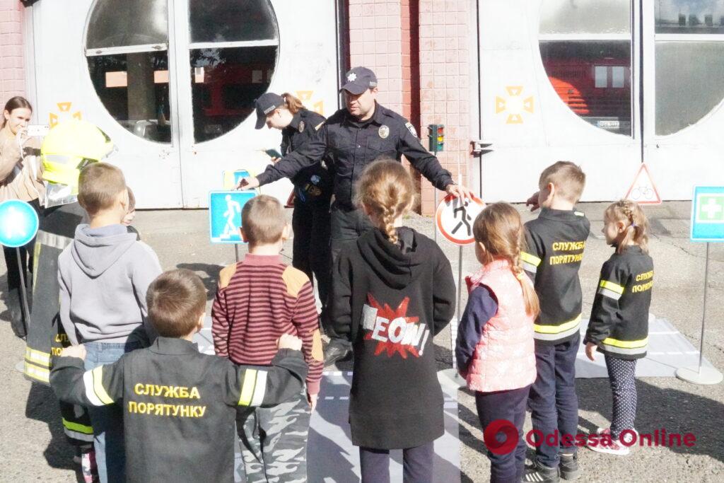 Дали потушить огонь и поиграть с собаками: одесские спасатели провели мероприятие для детей