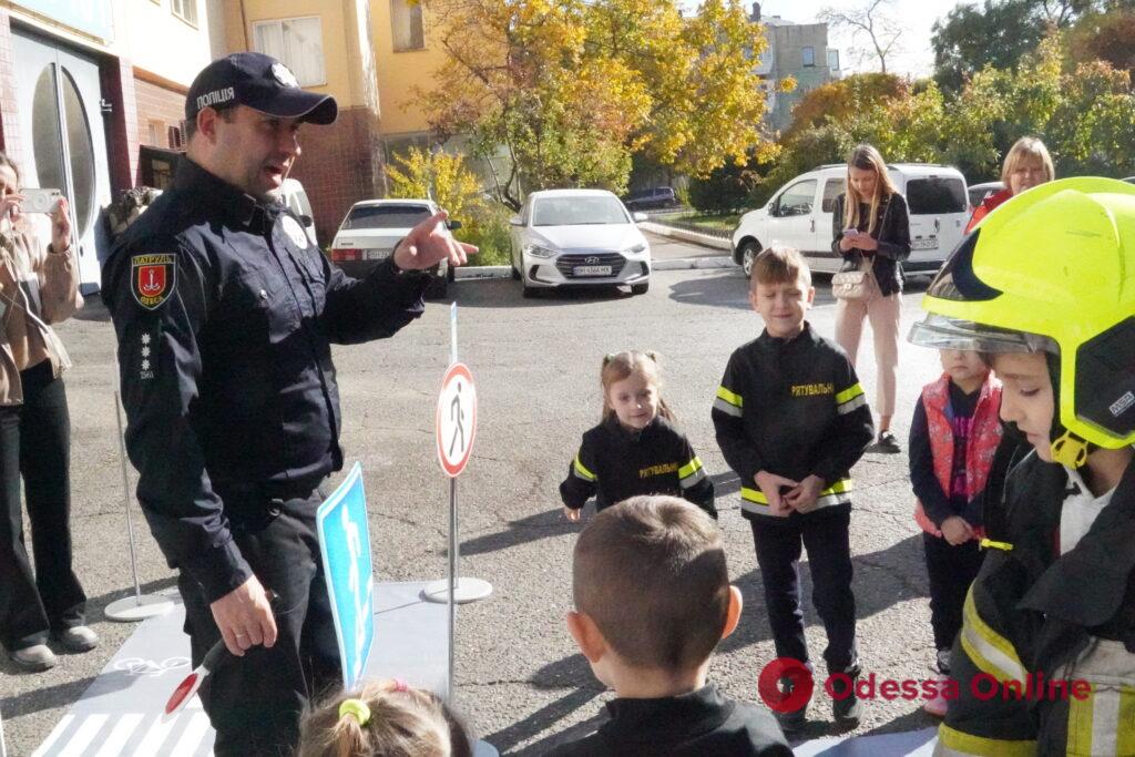 Дали потушить огонь и поиграть с собаками: одесские спасатели провели мероприятие для детей