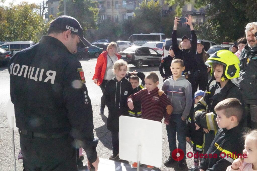 Дали потушить огонь и поиграть с собаками: одесские спасатели провели мероприятие для детей