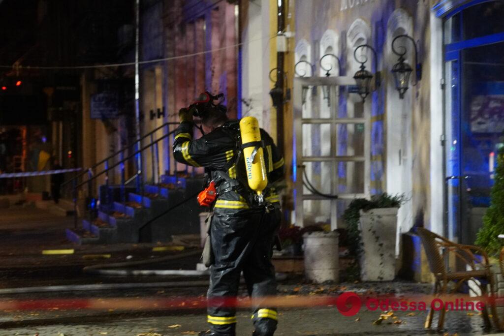 В центре Одессы горит здание (фото)
