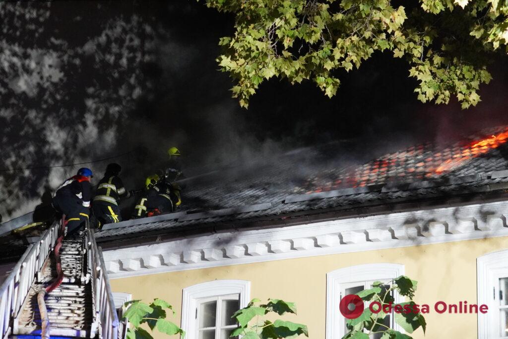 В центре Одессы горит здание (фото)