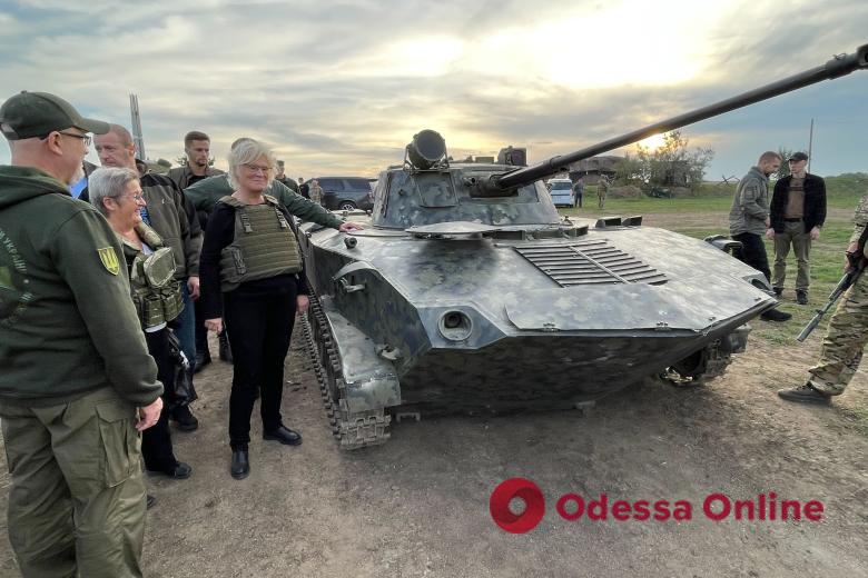 Министр обороны Германии уже дважды пряталась в укрытие во время воздушной тревоги в Одессе