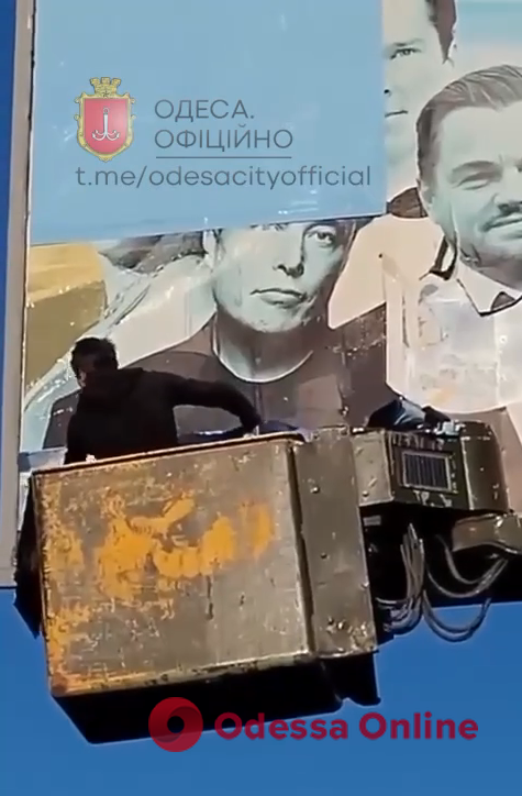 В Одессе с билбордов убрали фото Илона Маска (видео)