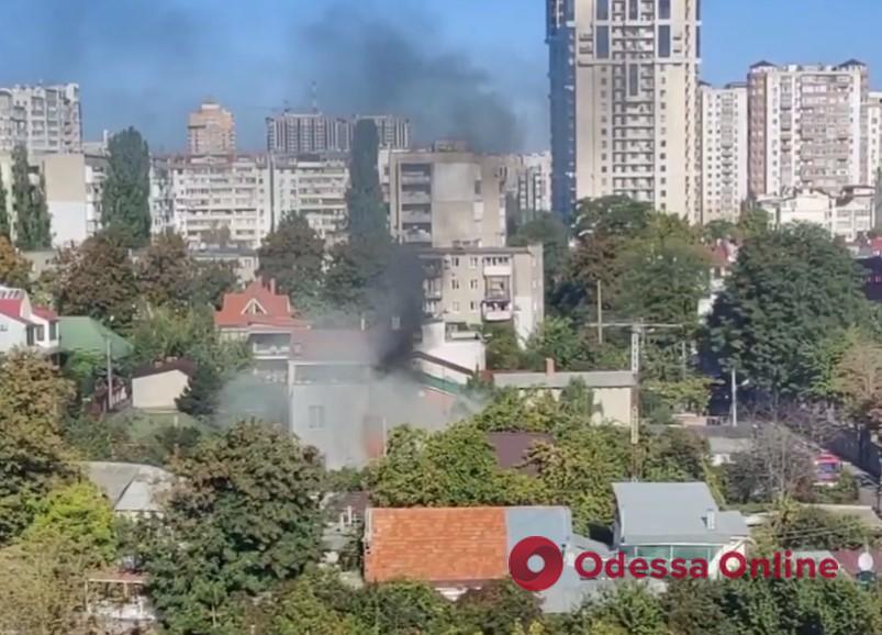 В Одессе на Педагогической горела крыша частного дома