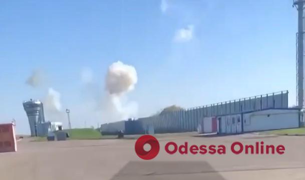 У російському Бєлгороді чутні вибухи, в тому числі і біля аеропорту (відео)