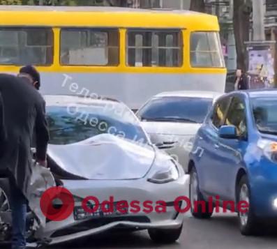 У центрі Одеси Tesla зіштовхнулася з трамваєм 