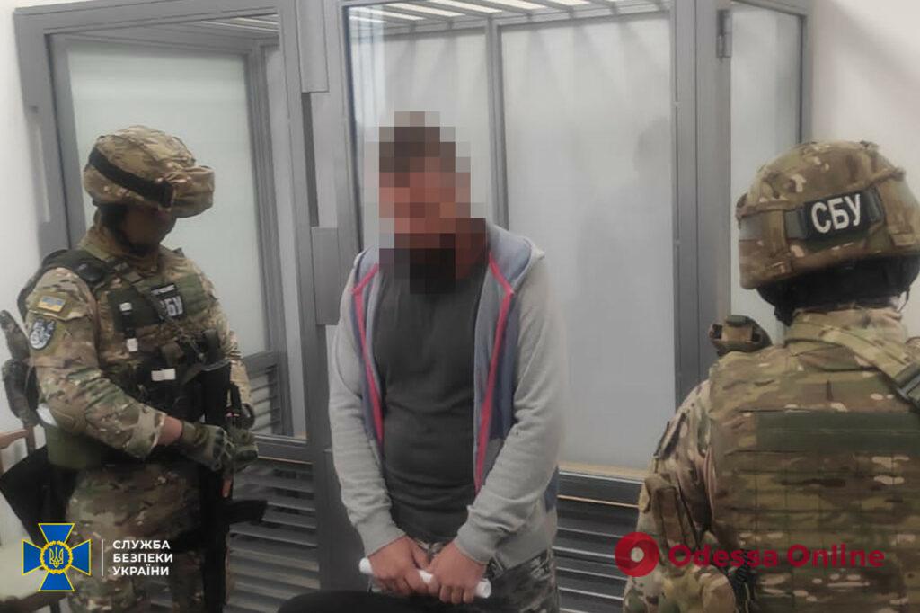 В Одессе любитель россии фотографировал военнослужащих: у него нашли георгиевские ленты и другую вражескую символику