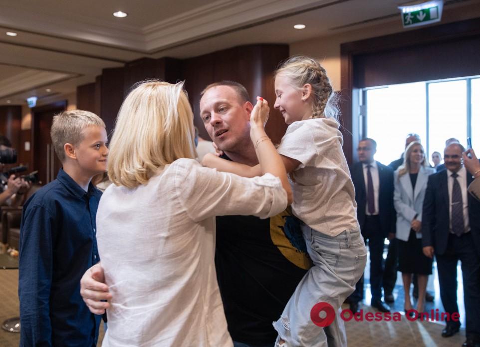 Захисники «Азовсталі» зустрілися в Туреччині зі своїми родинами