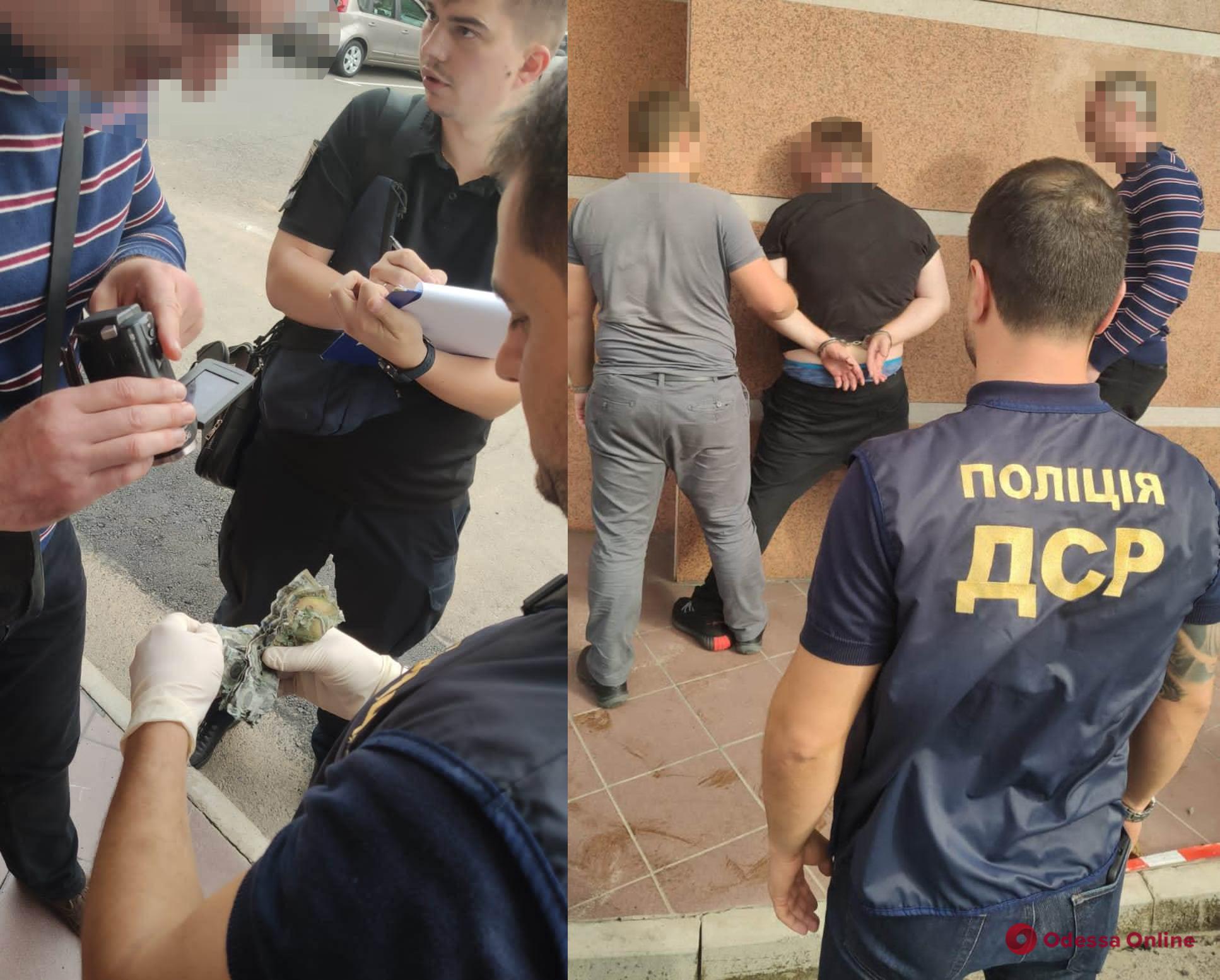 В Одесі спіймали приватного виконавця, який за 500 доларів обіцяв зняти арешт з автомобіля
