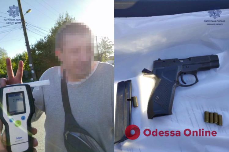 Намагався втекти та влаштував ДТП: в Одесі затримали п’яного водія зі зброєю в машині