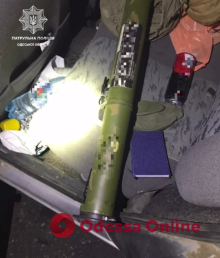 Одеські патрульні у зупиненому авто знайшли гранатомет