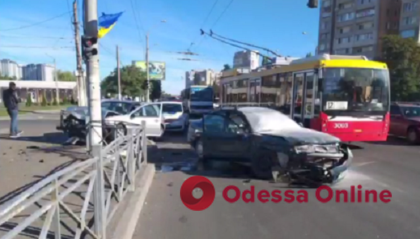 В Одесі на проспекті Небесної Сотні зіткнулися Mitsubishi та Volkswagen – є постраждалий
