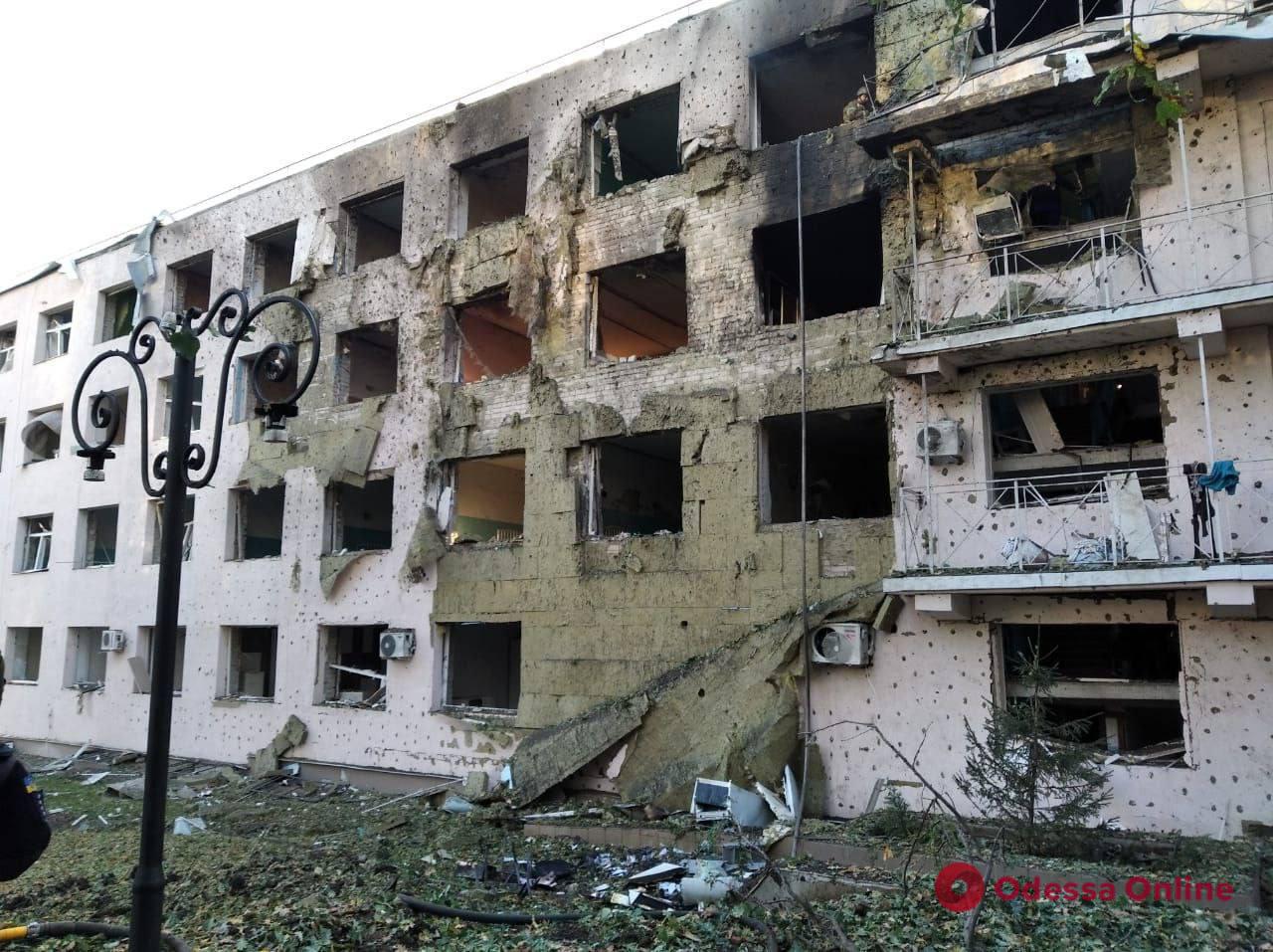Харківщина: рашисти нанесли ракетний удар по лікарні – загинув лікар-анастезіолог, поранена медсестра
