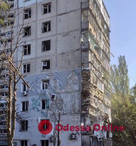 Оккупанты снова ударили ракетами по Запорожью: повреждена многоэтажка, есть раненый