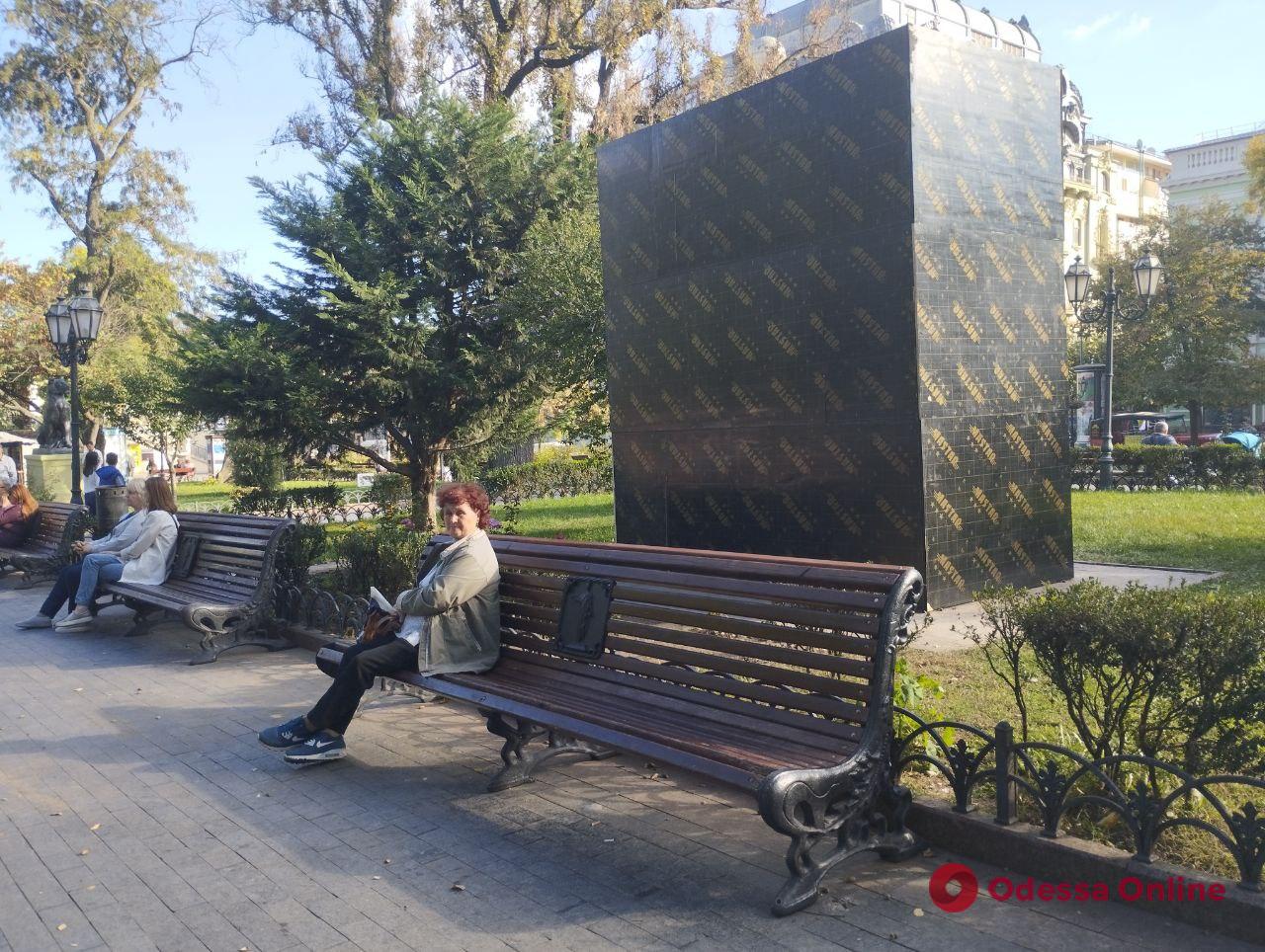 Скульптуру лева в Одеському міському саду сховали від обстрілів (фотофакт)