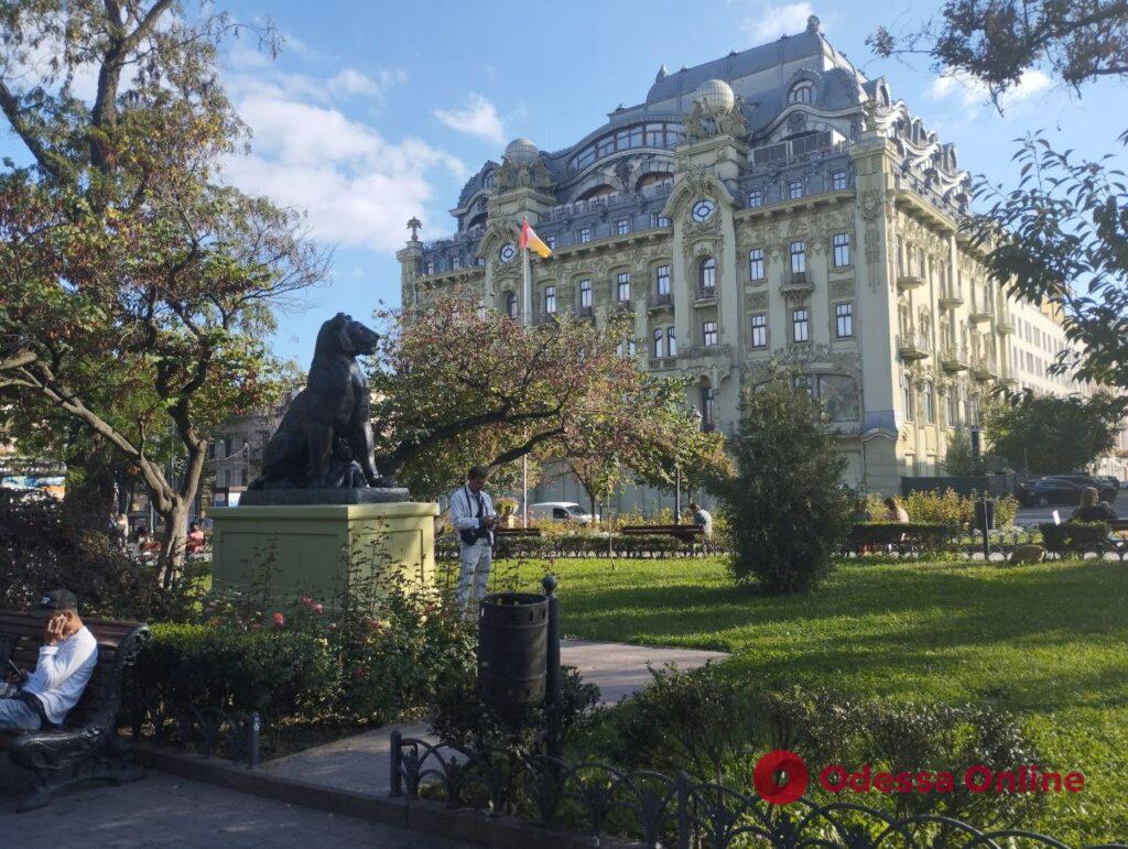 Скульптуру льва в Одесском городском саду спрятали от обстрелов (фотофакт)