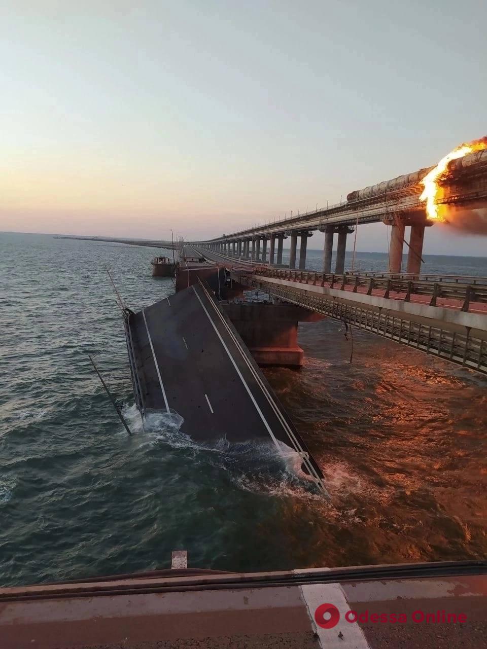 Рух кримським мостом закрито: окупанти запускають поромну переправу
