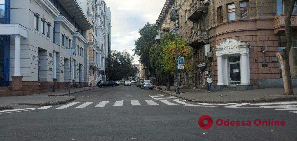 В Одессе на Греческой наносят дорожную разметку, на некоторых перекрестках изменено направление движения (фото)