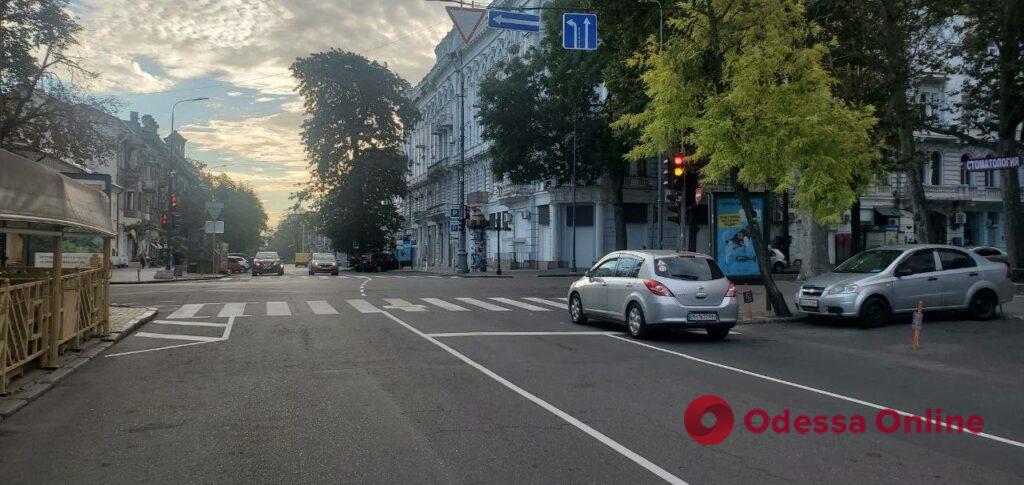 В Одессе на Греческой наносят дорожную разметку, на некоторых перекрестках изменено направление движения (фото)