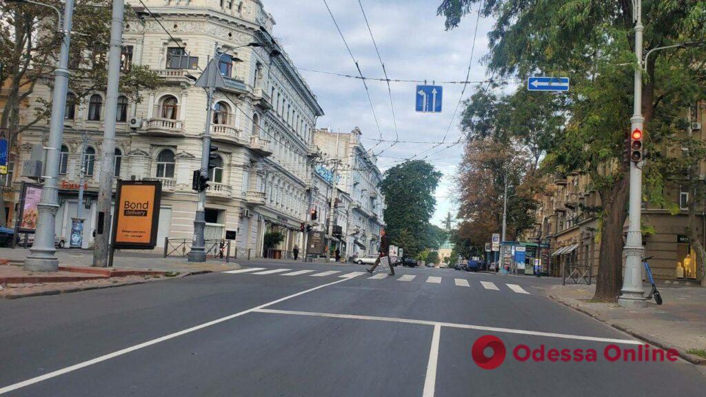 В Одессе на Греческой наносят дорожную разметку, на некоторых перекрестках изменено направление движения (фото)