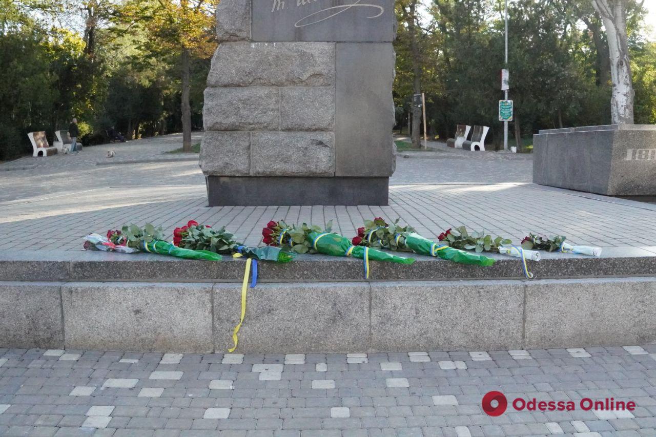 День защитников и защитниц Украины: в Одессе к памятнику Шевченко возложили цветы