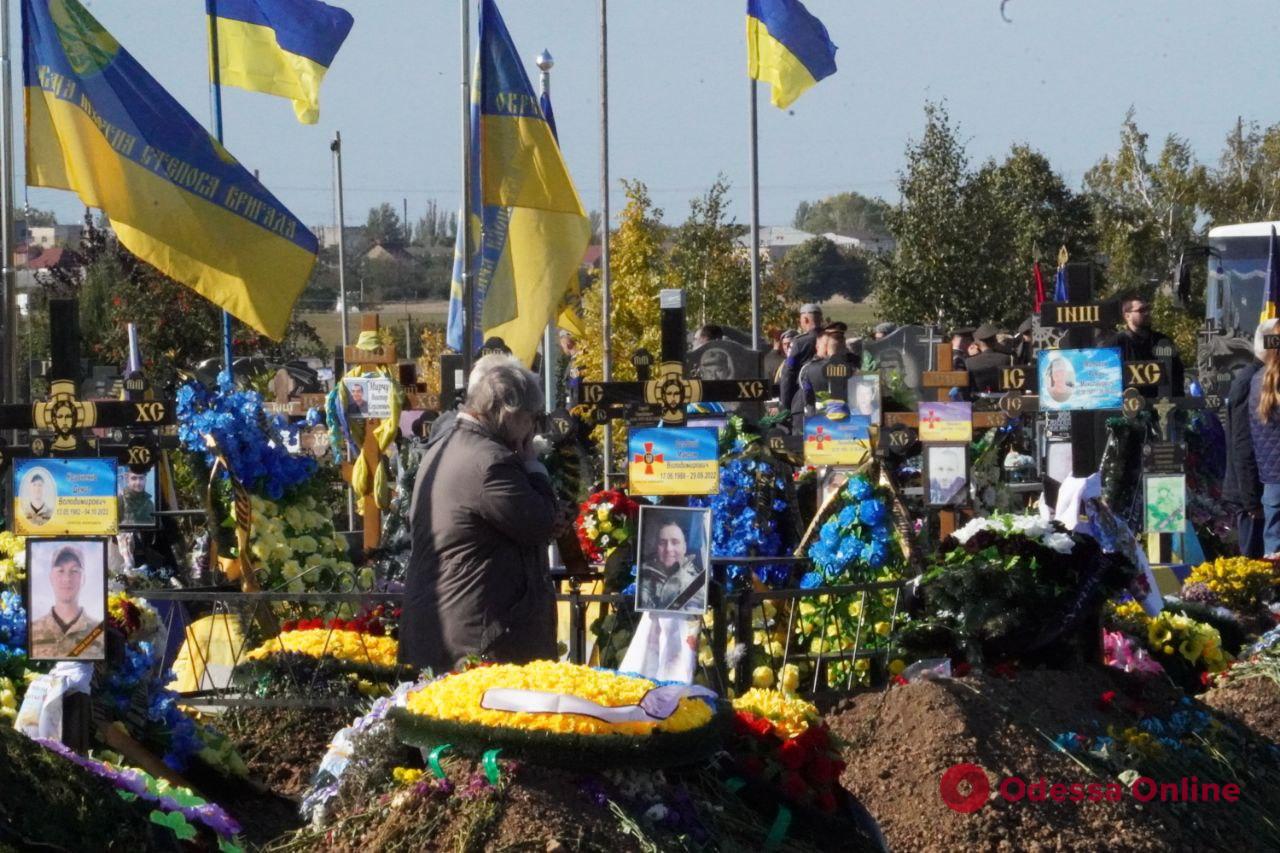 На одеському цвинтарі біля могил захисників України встановили Козацький хрест