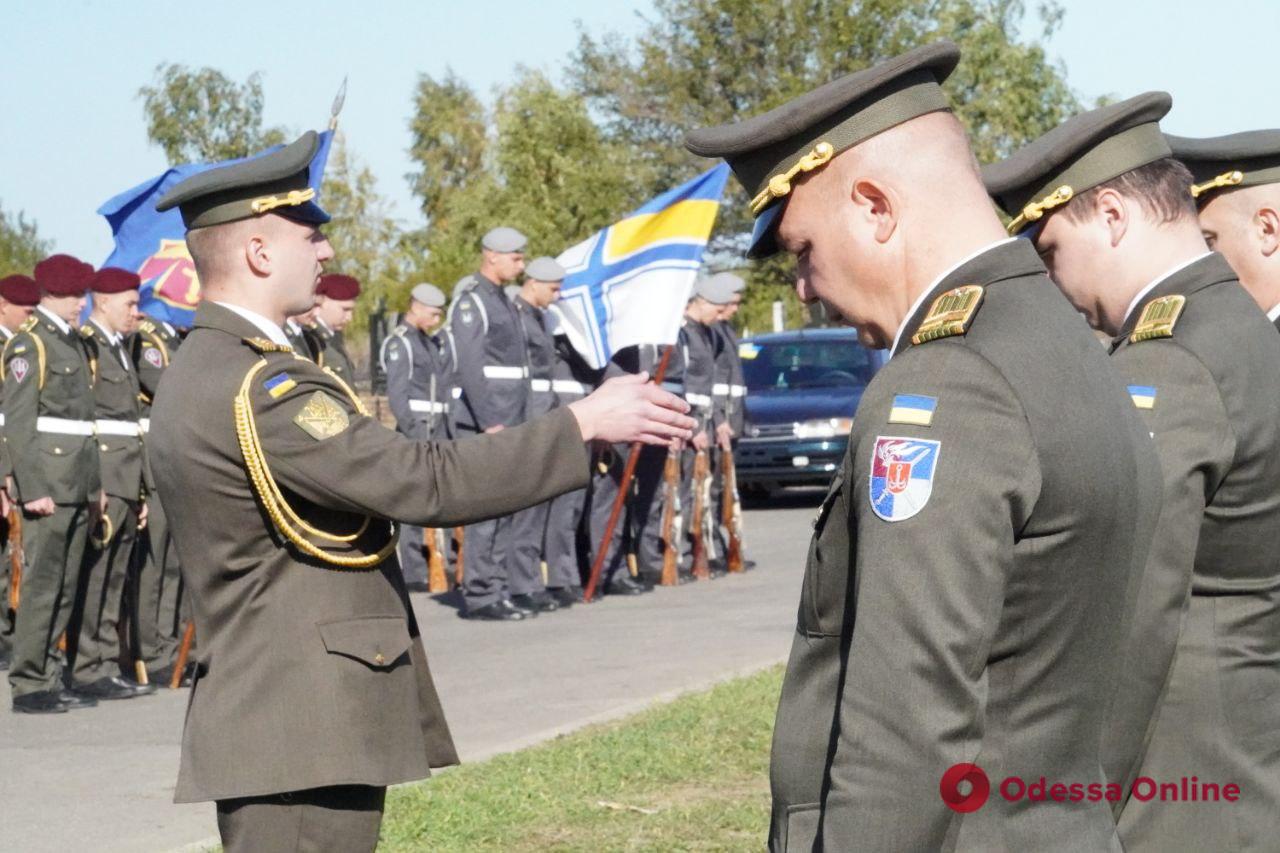 На одеському цвинтарі біля могил захисників України встановили Козацький хрест