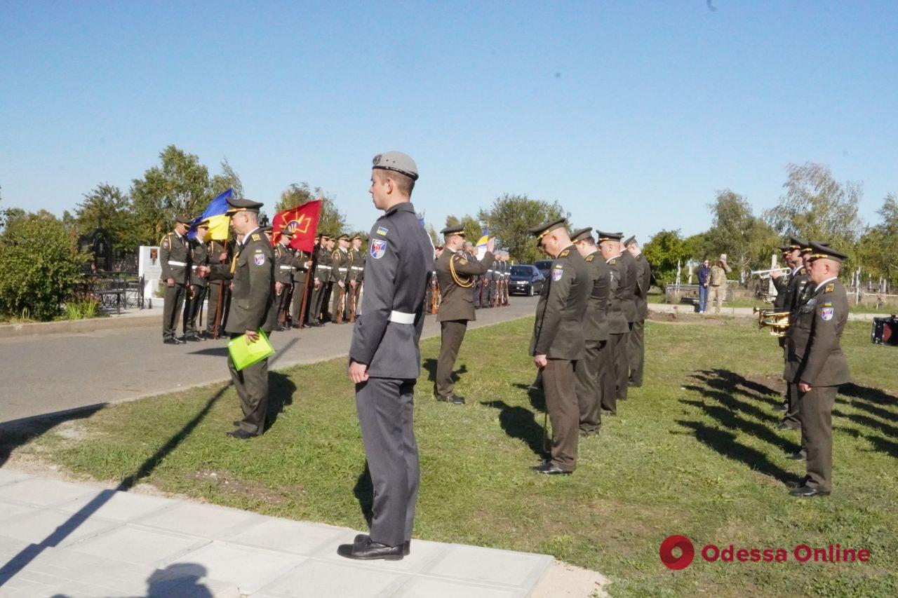 На одеському цвинтарі біля могил захисників України встановили Козацький хрест