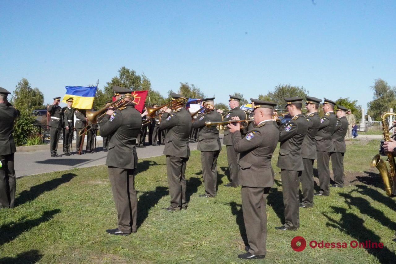 На одеському цвинтарі біля могил захисників України встановили Козацький хрест