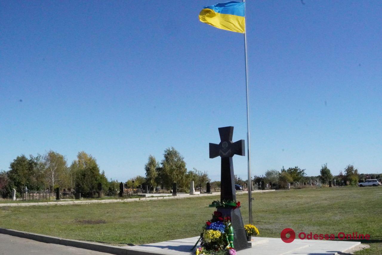 На одеському цвинтарі біля могил захисників України встановили Козацький хрест