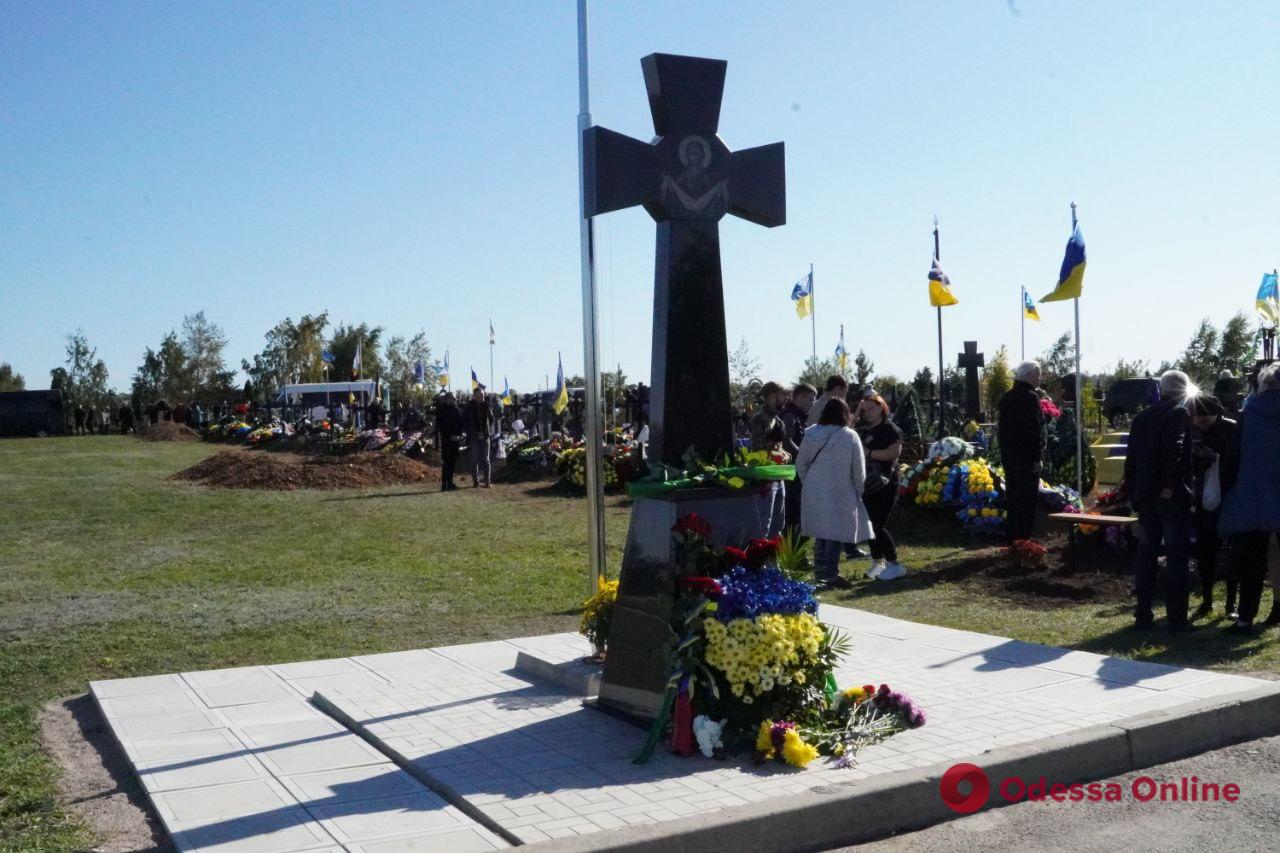 На одеському цвинтарі біля могил захисників України встановили Козацький хрест На одеському цвинтарі біля могил захисників України встановили Козацький хрест
