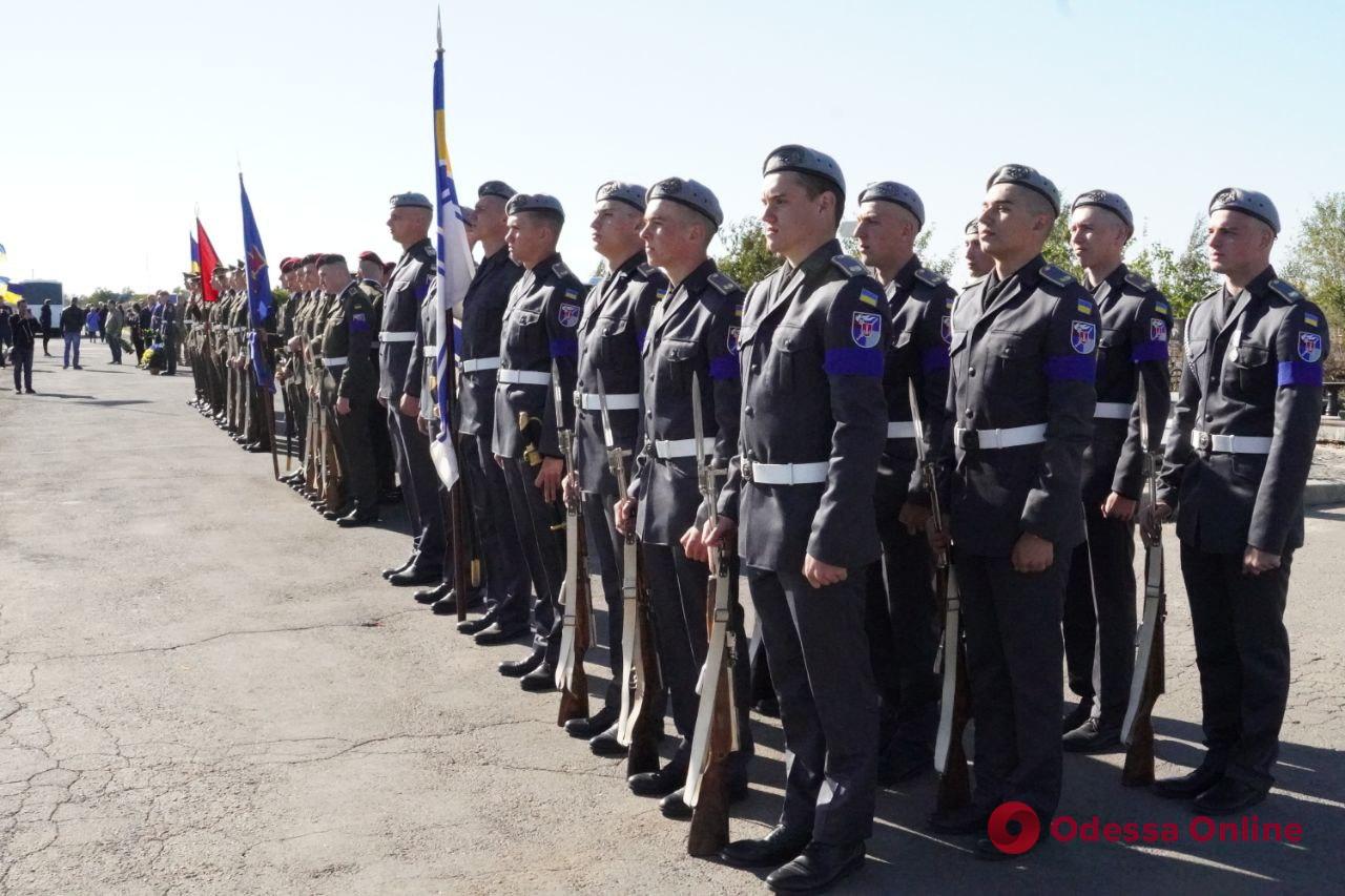На одеському цвинтарі біля могил захисників України встановили Козацький хрест