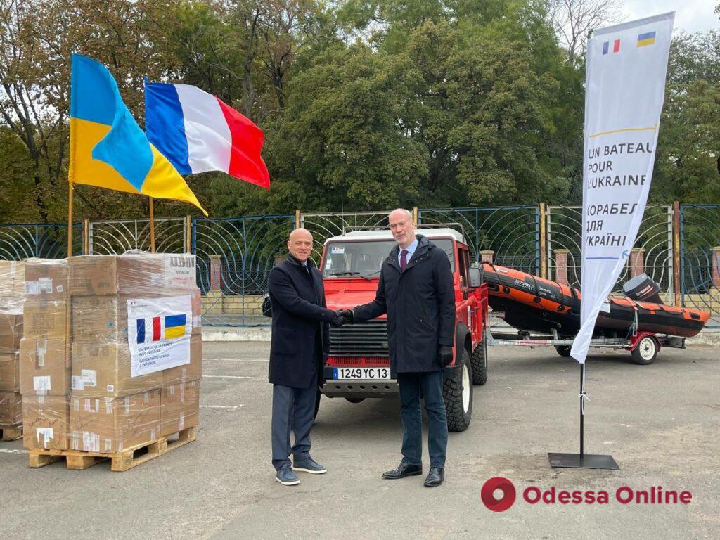 Посол Франції в Україні передав Одесі гуманітарну допомогу (фото, відео)