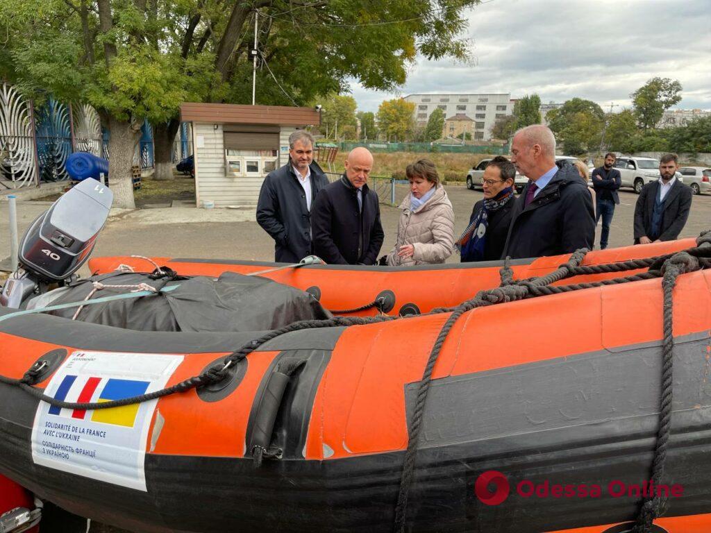 Посол Франции в Украине передал Одессе гуманитарную помощь (фото, видео)