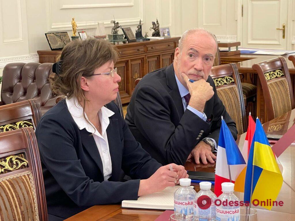 Посол Франції в Україні передав Одесі гуманітарну допомогу (фото, відео)