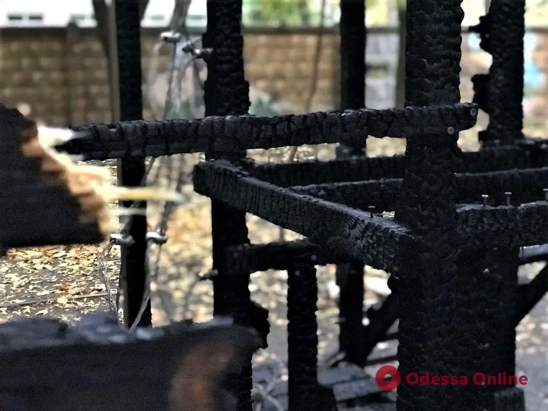 В Одессе вандалы сожгли детскую площадку (фото)