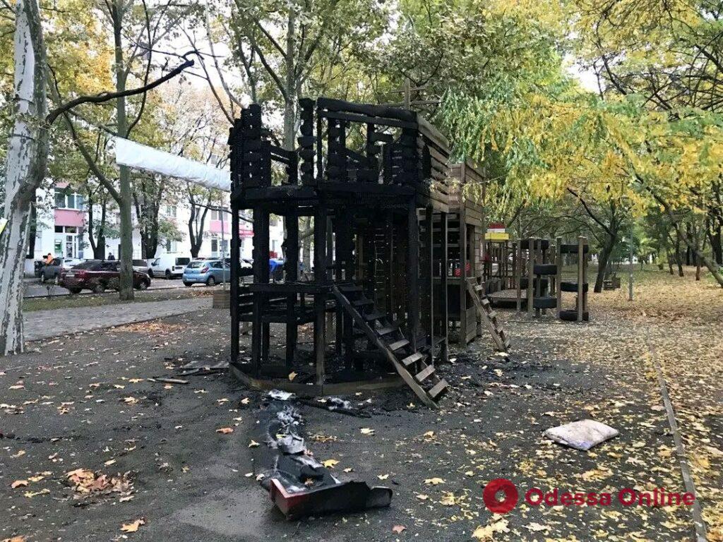 В Одесі вандали спалили дитячий майданчик (фото)
