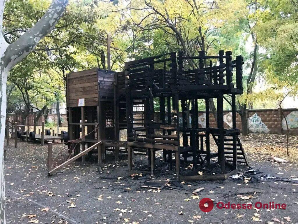 В Одессе вандалы сожгли детскую площадку (фото)