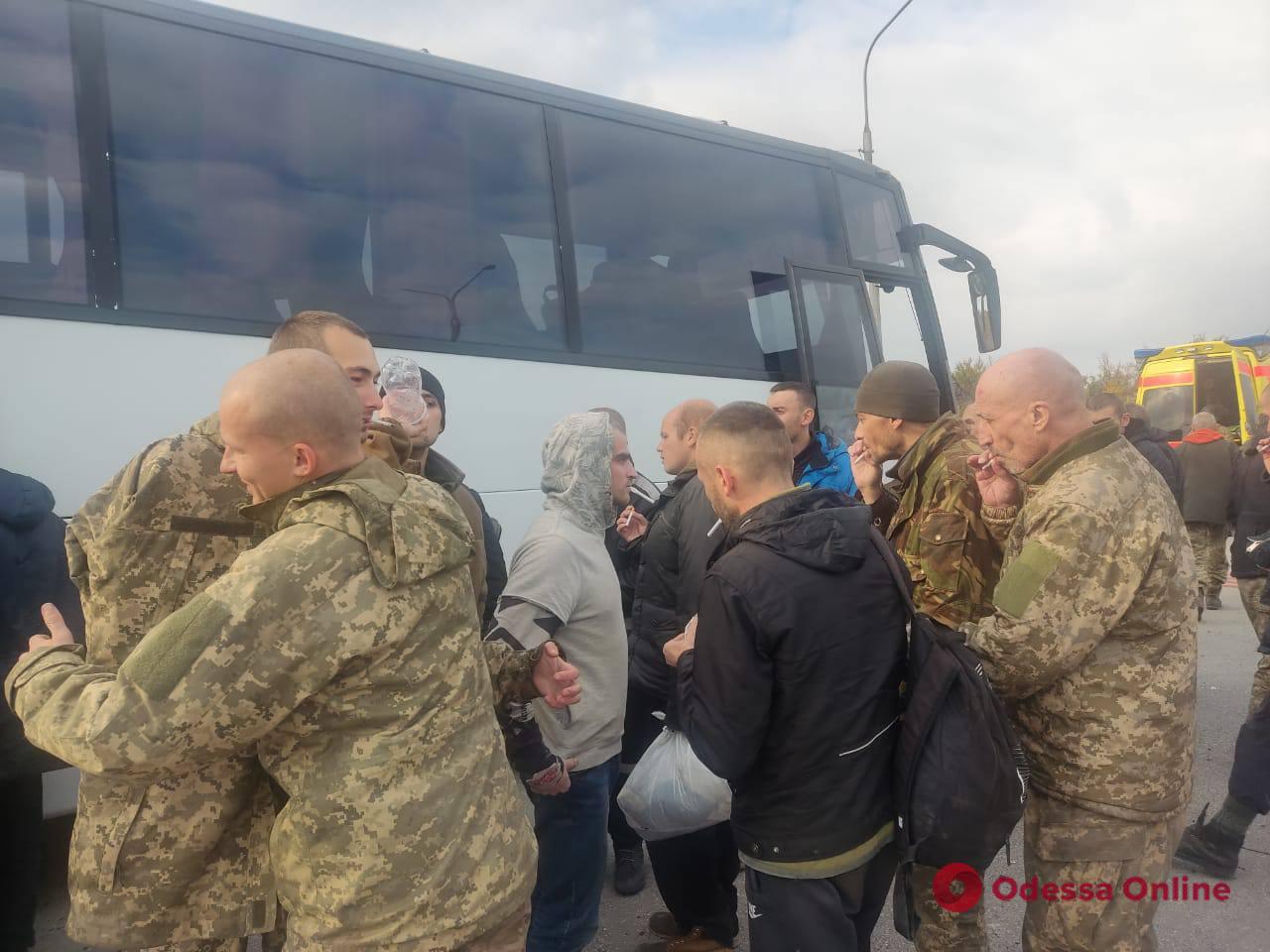 Відбувся черговий обмін полоненими: додому повернулися 52 українці