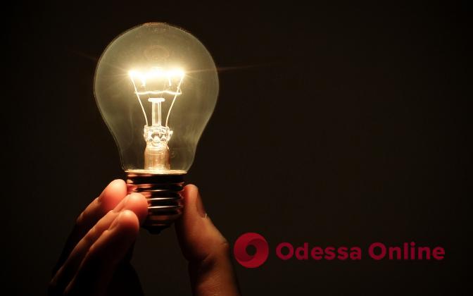 Через пошкодження об’єктів енергетичної інфраструктури на Одещині продовжують діяти екстрені відключення світла