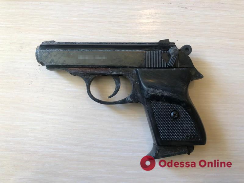 В Одессе мужчина, угрожая пистолетом, ограбил АЗС
